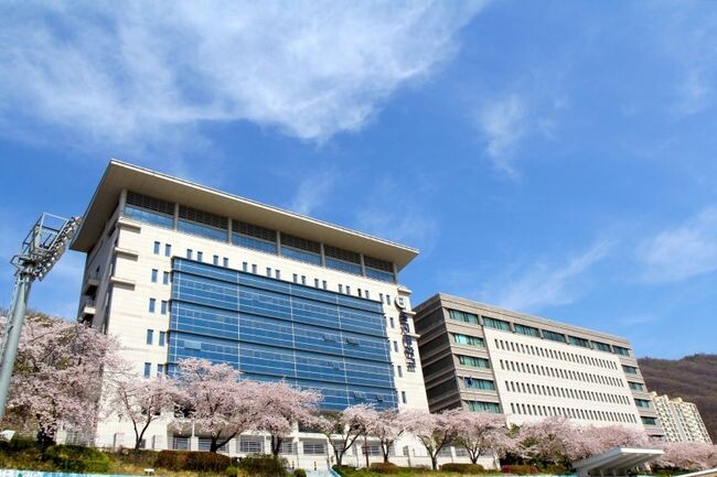 을지대학교 성남캠퍼스 본관 및 을지관 전경.