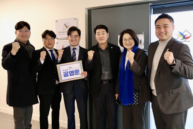 더불어민주당이 &lsquo;총선 영입 인재&rsquo;로 발탁한 공영운 전 현대자동차 사장(왼쪽에서 두 번째)이 &lsquo;22대 국회의원 선거&rsquo;를 위해 화성시을 예비후보 등록을 마친 후 선거운동에 돌입했다.