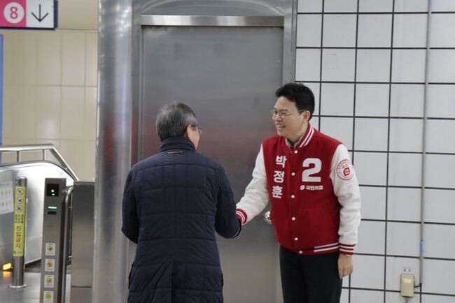 박정훈 국회의원 예비후보(국민의힘&middot;송파갑)는 직장인 맞춤형 공약으로 &lsquo;출&middot;퇴근 시간 단축을 위한 지하철 8호선 증차&rsquo;를 발표했다.