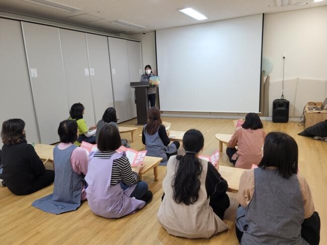 부평경찰서 소속 APO(학대예방경찰관)가 관내 국공립어린이집을 찾아 보육교직원을 대상으로 아동학대 예방 교육을 실시하고 있다. 