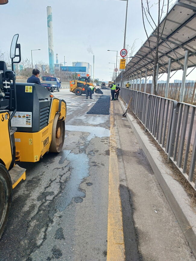 안산시 단원구, 해빙기 대비 포트홀 긴급 보수… 시민불편 최소화(단원구청장 시화공단로 순찰사진)