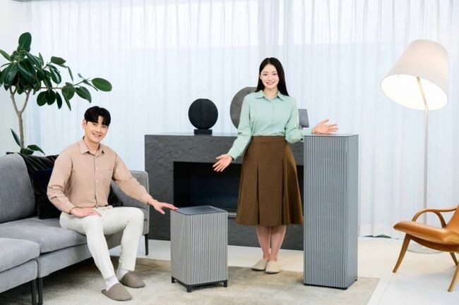 삼성전자 모델이 AI 기능 프리미엄 공기청정기 '비스포크 큐브 에어 인피니트 라인'을 소개하고 있다.