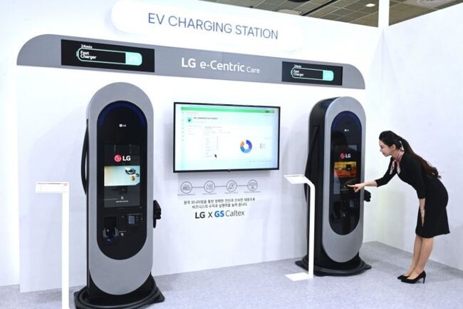 서울 코엑스에서 열리는 &lsquo;EV트렌드코리아&rsquo;에서 모델이 24형 터치 스크린이 탑재된 LG전자의 200kW 급속 충전기를 체험하고 있다.