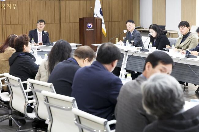 이기일 보건복지부 제1차관은 지난 4일 오후 2시 보건복지부 대회의실에서 시ㆍ도별 지역아동센터 시설장들을 만나 늘봄학교 시행에 따른 현장의 애로사항을 청취하고, 개선방안을 모색하기 위한 간담회를 개최했다.