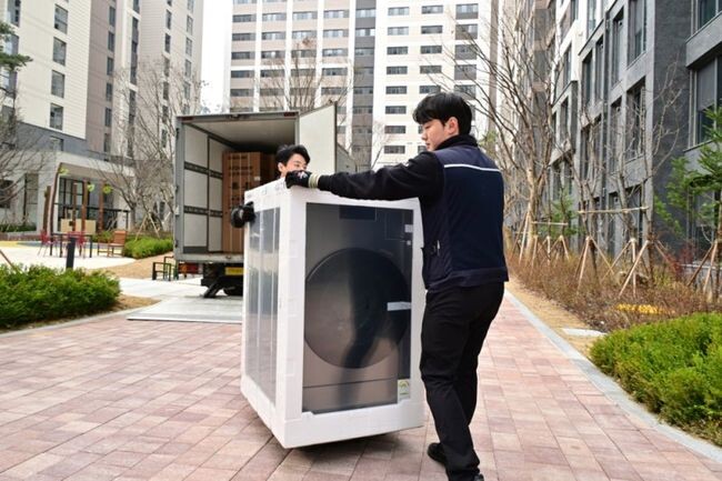 삼성전자 올인원 세탁·건조기 ‘비스포크 AI 콤보’가 지난 4일부터 국내 소비자에게 순조롭게 배송되고 있다.