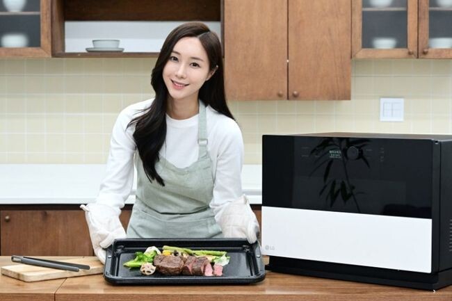LG전자가 ‘디오스 오브제컬렉션 광파오븐’을 8일 출시했다. 모델이 '에어수비드' 기능을 탑재한 신제품을 소개하고 있다.