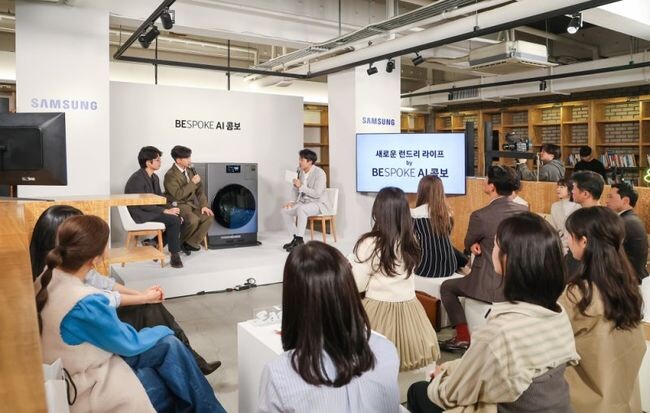삼성전자 직원과 ‘청소광’ 브라이언이 비스포크 AI 콤보 제품으로 토크쇼를 진행하고 있다. 