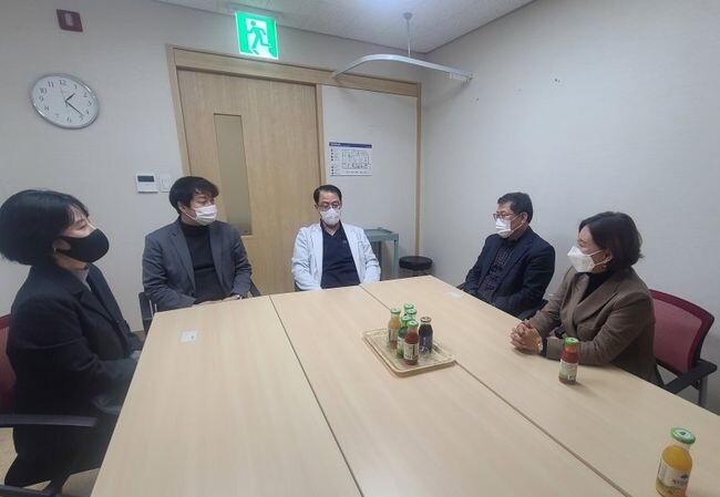김현숙 청주시 상당보건소장은 8일 뿌리병원을 방문해 이신노 청주시의사회 신임회장에게 청주시의사회에서 이번 사태 해결을 위해 힘을 모아 줄 것을 요청했다.