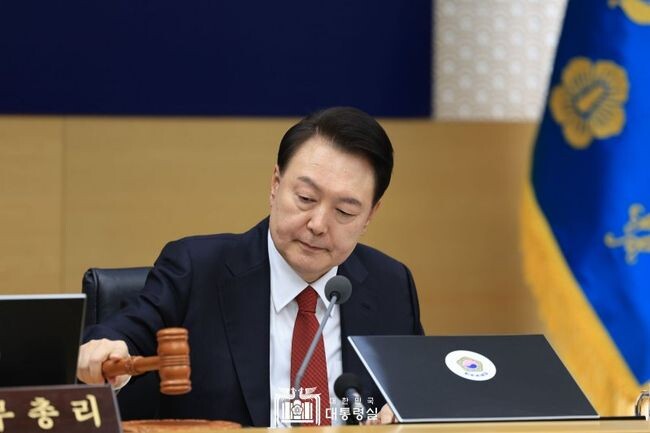 윤석열 대통령이 지난 6일 세종시 정부세종청사에서 2024년도 제11회 국무회의를 주재하고 있다.&nbsp;