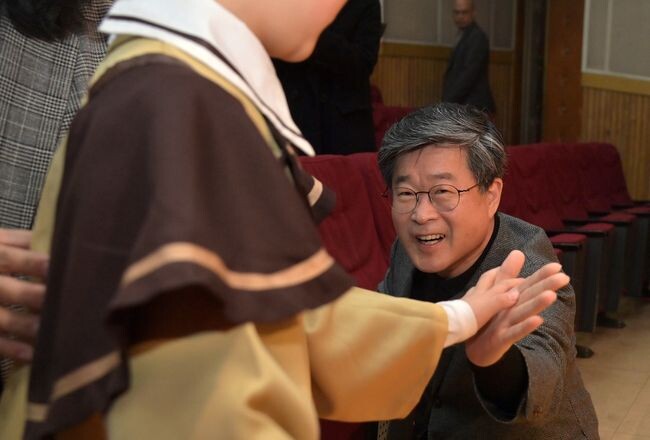 한솔어린이집 졸업식에서 축하인사를 건네는 김길성(제공=서울 중구)
