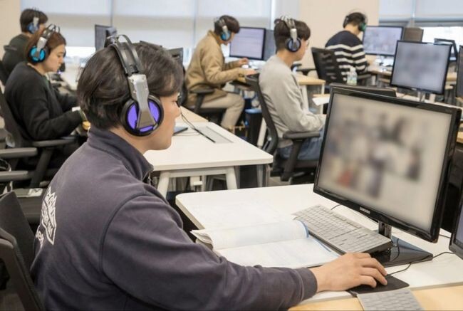  2023년 하반기 공채 온라인 삼성직무적성검사(GSAT)를 앞두고 감독관이 응시자 대상 예비소집을 진행하는 모습 