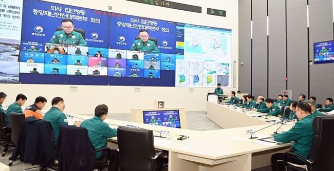 이한경 행정안전부 재난안전관리본부장이 11일 오전 세종시 어진동 정부세종청사 중앙재난안전상황실에서 열린 '의사 집단행동 관련 중대본 회의'를 주재하고 있다. 