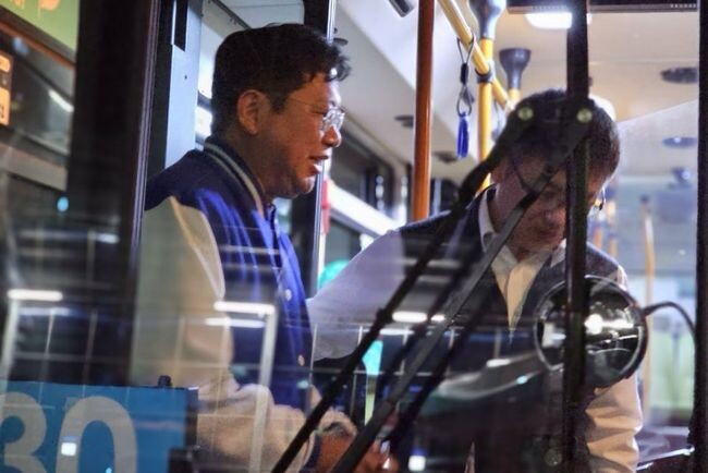 김승원 의원(더불어민주당, 수원시갑)이 공영차고지를 찾아 업계 종사자들과 이야기를 나누고 교통 공약을 강조했다.