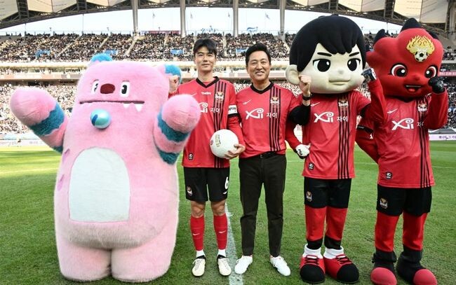 오세훈 서울시장이 10일 오후 서울월드컵결기장에서 열린 K리그 FC서울 홈 개막전에서 시축한 후, FC서울 주장인 기성용 선수, 서울시 상징물 '해치'와 함께 기념촬영하고 있다.