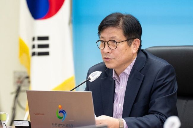 도성훈 인천광역시교육감은 11일 시교육청 영상회의실에서 열린 주간공감회의에서 "앞으로 책날개 입학식을 유치원까지 확대하고, 읽걷쓰 문화가 일상에 자리하도록 지원하겠다"며 직원들의 참여와 관심을 당부했다.