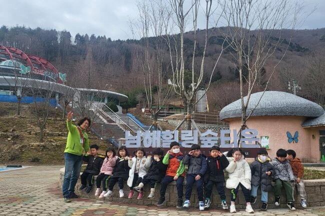 남해군은 남해힐링숲타운 유아숲체험원에서 '숲속에서 상상력과 즐거움 키워요'라는 주제로 유아 대상 숲체험 프로그램을 3월부터 12월까지 진행한다고 밝혔다.