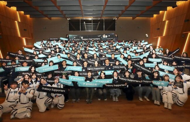 KT가 12일 서울 중구 페럼타워에서 KT 마케팅 서포터즈 &lsquo;Y퓨처리스트&rsquo;와 삼성전자의 &lsquo;갤럭시 대학생 서포터즈&rsquo;의 공식 협업을 시작하는 발대식 행사를 진행했다고 13일 밝혔다. 사진은 &lsquo;Y퓨처리스트&rsquo;와 &lsquo;갤럭시 대학생 서포터즈&rsquo; 대학생 200명이 협업을 위한 발대식을 진행하고 기념 촬영을 하고 있는 모습.