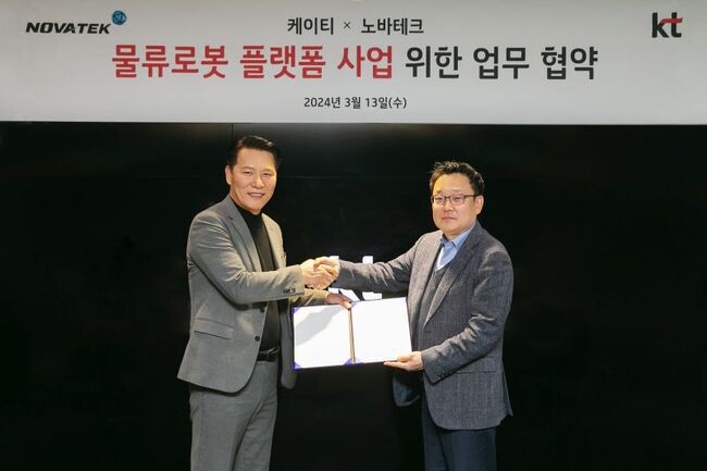 KT AI 로봇사업단 이상호 단장(오른쪽)과 노바테크 송동석 대표(왼쪽)가 &lsquo;물류로봇 플랫폼사업&rsquo;을 위한 업무협약 체결 후 기념사진 촬영에 임하고 있다.&nbsp;