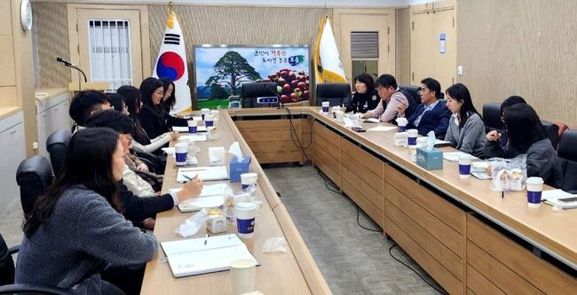 최재형 보은군수는 지난 8일 미래농촌전략실, 12일 농정과 등 군정 주요 정책을 추진하고 있는 실과 젊은 직원들과 함께 군정 비전을 공유하는 한편 각종 정책 등을 묻고 답하는 간담회를 가졌다.