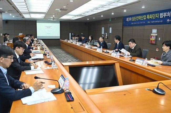강경성 산업통상자원부 1차관은 13일 오후 3시 30분 서울 강남구 한국산업기술진흥원 대회의실에서 기획재정부, 국토교통부, 환경부, 한국전력공사, 한국수자원공사, 경기도를 비롯한 정부, 지자체, 관련 관계기관 등 관계자가 참석한 가운데 열린 「첨단전략산업 특화단지 범부처 지원협의체」에 참석하여, 인사말을 한 후 첨단전략산업 특화단지 종합지원방안 등을 논의했다. 