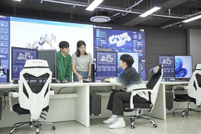 스마트러닝팩토리 관제센터에서 학생들이 실습하는 장면