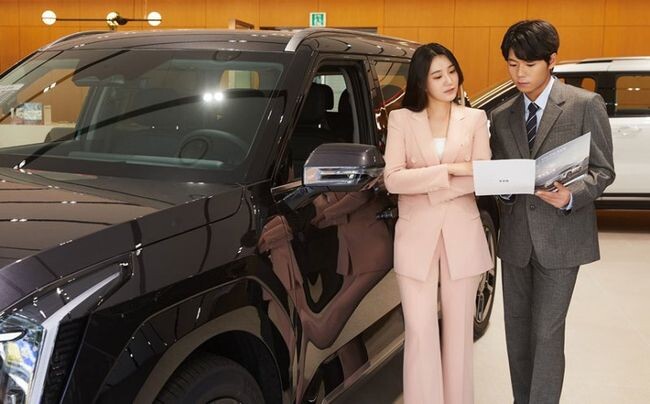 현대캐피탈이 현대자동차에 이어 기아 전기차(EV) 구매 고객을 위한 특화 금융 프로그램인 &lsquo;E-라이프(Life) 솔루션&rsquo; 임대(리스)상품을 선보인다고 14일 밝혔다.&nbsp;