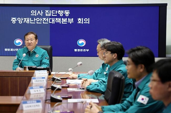 이상민 행정안전부 장관이 14일 오전 서울 세종대로 정부서울청사 중앙재난안전상황실 서울상황센터에서 열린 의사 집단행동 중앙재난안전대책본부 회의에서 모두 발언을 하고 있다.&nbsp;