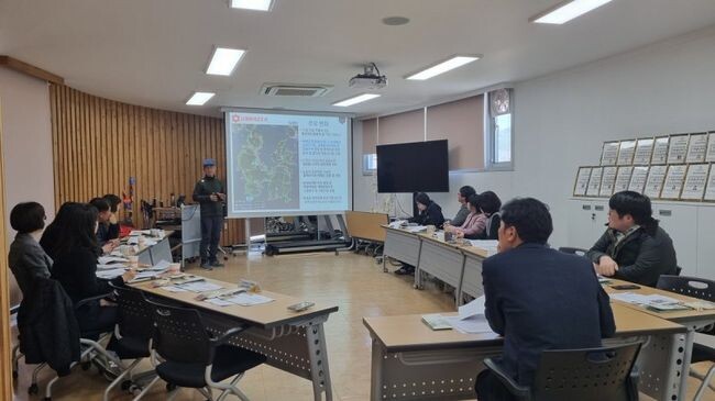 남해군 관계부서와 남해군관광문화재단 바래길문화팀은 지난 13일 앵강다숲 남파랑길여행지원센터 강의실에서 바래길 3.0 사업 성공추진을 위한 간담회를 했다.