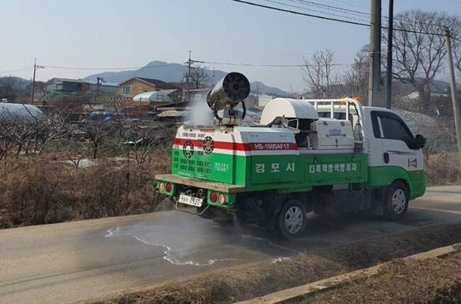 김포시는 철새가 북상을 시작하면서 봄철에도 발생한 전례를 감안해 모든 방역지역 해제 시까지 심각 단계를 유지하고 전통시장에서의 살아있는 가금 판매 금지 조치를 3월 말까지 지속하기로 했다.