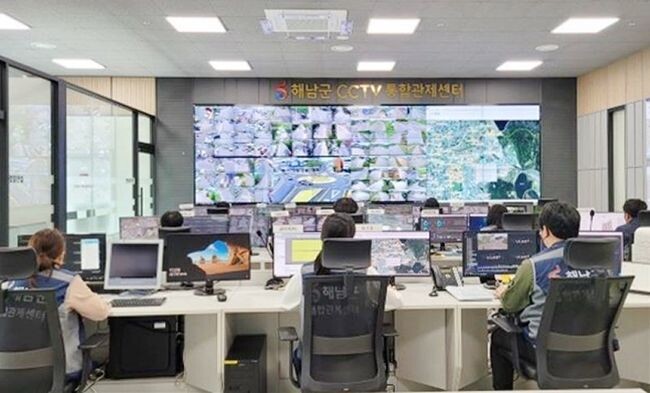해남군은 지난 2022년부터 관내 전체 515개 마을의 노후화된 CCTV를 교체하고, 광케이블 전용망을 마을 단위로 구축해 통합관제를 목표로 군-마을간 CCTV 통합관제센터 연계 시스템 구축 사업을 추진하고 있다.