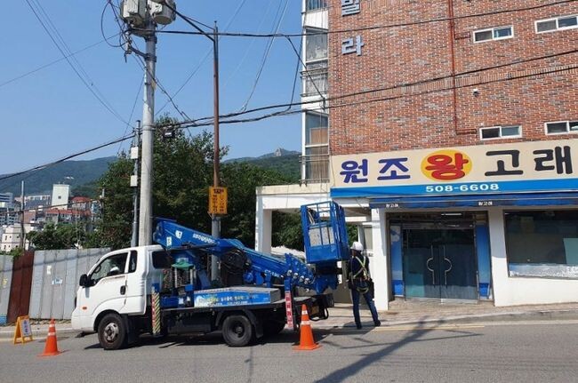 부산시 금정구(구청장 김재윤)는 여름철 풍수해 대비 안전하고 깨끗한 도시환경을 만들기 위해 주인 없는 간판을 정비한다.