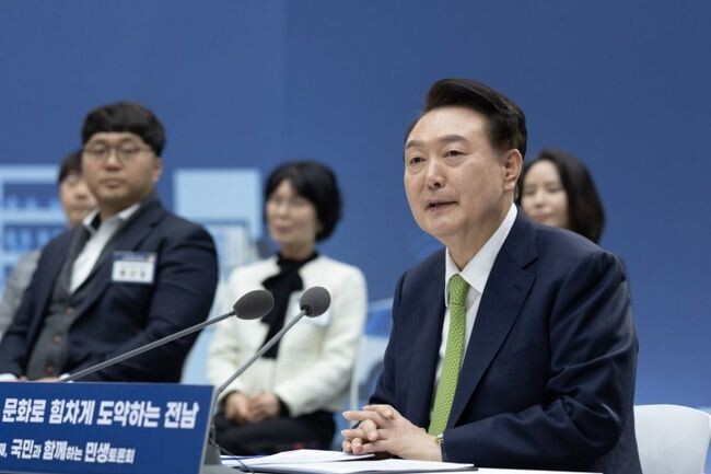 윤석열 대통령 국정 지지율이 지난주보다 3%포인트(p) 내린 36%를 기록했다는 여론조사 결과가 15일 나왔다. 사진은 지난 14일 스무번째 민생토론회 모습.&nbsp;