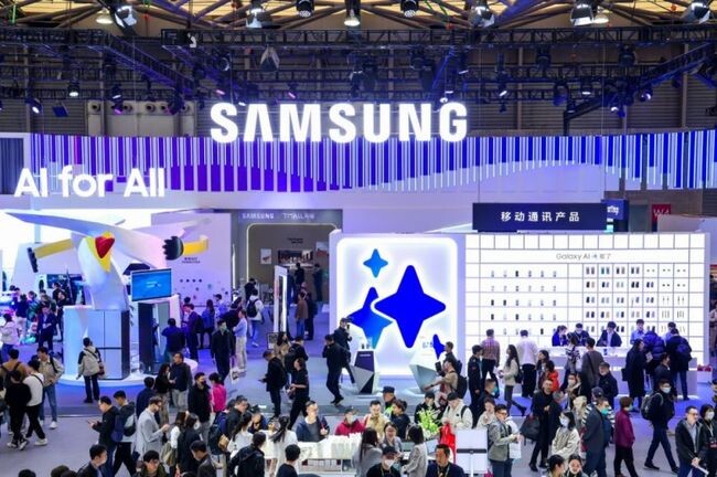 AWE 2024가 열리고 있는 중국 상하이 삼성전자 전시관에서 관람객들이 다양한 제품과 솔루션들을 체험하고 있다.