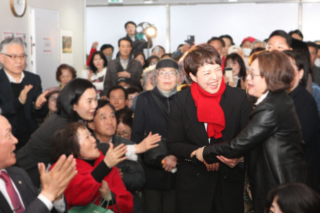 김은혜 분당을 후보는 16일 분당구 미금역 사거리에 위치한 선거사무소의 개소식을 진행했다.