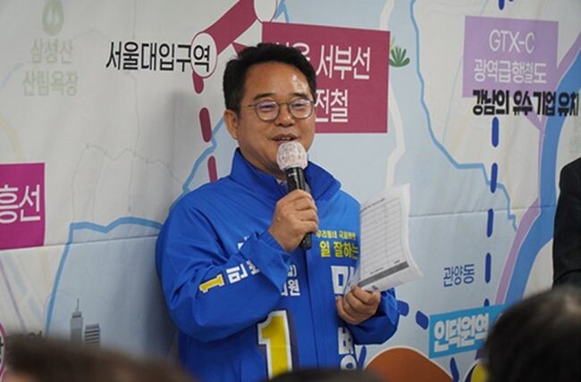 16일 경기 안양동안갑 민병덕 의원 선거사무소 개소식에 500여 안양시민 &lsquo;안양 원팀&rsquo; 이재정, 강득구 국회의원과 유명 역사 강사 황현필 소장 등이 참석해 성황을 이뤘다.