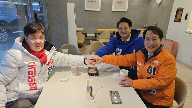 개혁신당 이원욱 의원(경기 화성정)은 17일 국민의힘 유경준 후보와 더불어민주당 전용기 의원과 함께 즉석 클린선거 회동을 진행했다.