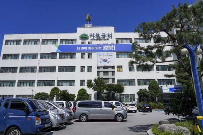 서울 강북구가 정보소외계층 이웃들에게 컴퓨터를 무상 보급하는 '2024년 강북 IT 희망나눔사업'을 추진한다고 밝혔다.