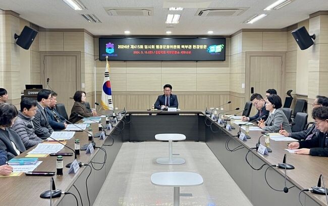 충북도의회 행정문화위원회(위원장 노금식)는 제415회 임시회 기간인 15일 제천 소재 북부출장소와 자치연수원 신축 현장, 단양 성신양회를 차례로 방문해 사업 추진 현황을 점검하고 관계자들의 애로사항을 청취했다.
