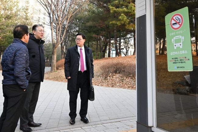 강 시장은 15일 오전 덕정주공1단지·회천3동행정복지센터 버스승강장에서 G1300번 광역버스를 탑승했다.