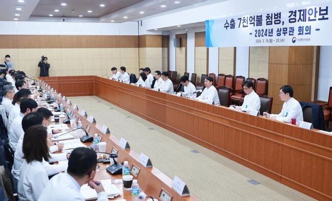안덕근 산업통상자원부 장관은 18일 오전 10시 정부세종청사 산업부 대회의실에서 미국, 일본, 독일, EU 등에 파견된 21개국 상무관이 참석한 가운데 &lsquo;수출 최대실적 달성 결의를 다지고 통상 이슈 점검과 향후 전략 등을 논의&rsquo;하기 위해 열린 「2024년 상무관 회의」를 주재하고, 수출 7천억불 달성을 위한 국가별 전략을 발표하고 주요국 통상환경 불확실에 따른 대응전략을 논의하였다.&nbsp;