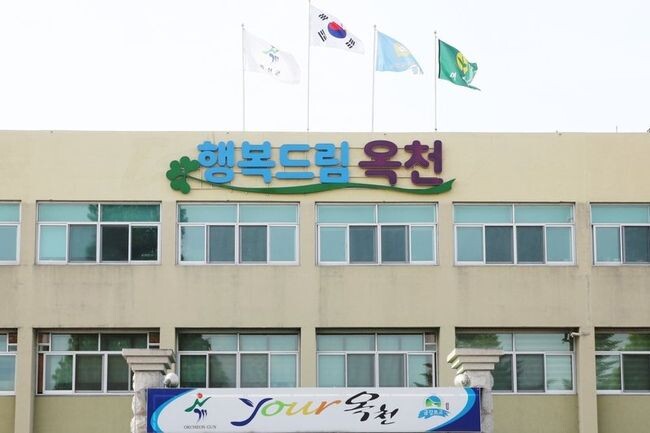 옥천군이 평일 근무 시간 내 민원실 방문이 어려운 주민들을 위해 공휴일을 제외한 매주 화요일 야간 민원실을 운영하고 있다.
