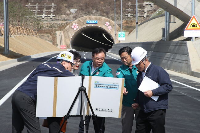 창원특례시(시장 홍남표)는 성산구 천선동과 진해구 석동을 연결하는 석동터널(가칭 제2안민터널) 개통을 앞두고 도로시설물 전반에 대한 안전점검을 18일 실시했다고 밝혔다.