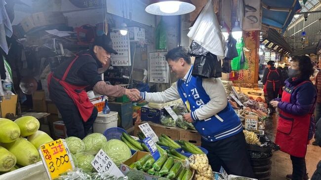 더불어민주당 김영진 국회의원(수원시병)은 18일, 22대 총선 세 번째 공약 &lsquo;경제 신도시&rsquo;를 발표하며, &ldquo;수원의 중심, 팔달구와 세류1동을 경제 활력이 넘치는 신도시로 만들겠다&rdquo;고 밝혔다.&nbsp;