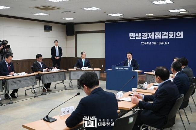 윤석열 대통령은 18일 오후 서울 서초구 농협 하나로마트 양재점을 방문해 과일, 채소 등 장바구니 물가 상황을 점검하고 민생경제점검회의를 주재했다.