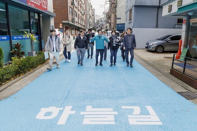 마포구(구청장 박강수)가 골목상권 활성화를 위해 지난해 11월 조성한 특화 거리 '합정동 하늘길'에 새로운 랜드마크가 탄생한다.