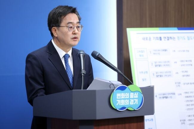 김동연 경기지사가 19일 경기도청 브리핑룸에서 &lsquo;경기도 철도기본계획 수립발표&rsquo;를 통해 &ldquo;새로운 기회를 연결하는 경기도 철도시대을 열겠다&rdquo;고 말했다. &nbsp;