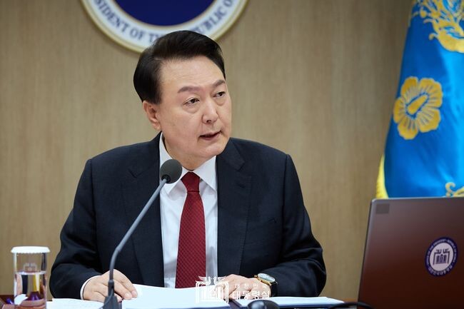 윤석열 대통령은 19일 용산 대통령실 청사에서 2024년도 제13회 국무회의를 주재하고 있다.&nbsp;