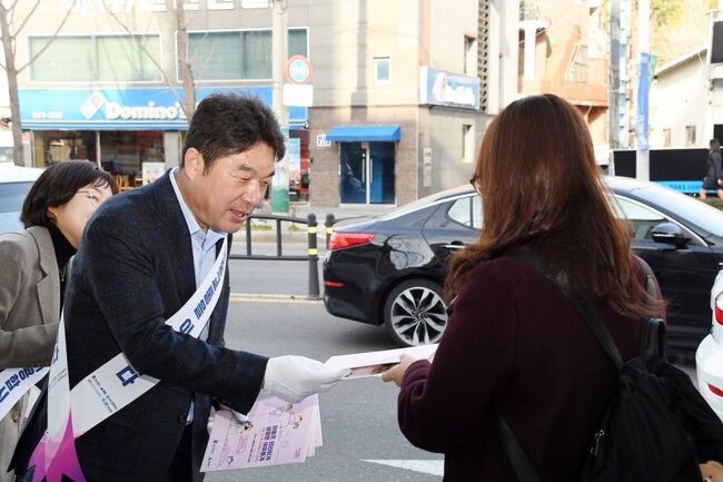 부산 동래구는 지난 18일 오전 7시 30분 관내 안락교차로에서 선불형 동백패스 출시 기념해'대중교통 이용 활성화 홍보 캠페인'을 모범운전자회 등 40여명이 참여한 가운데 개최했다고 밝혔다.