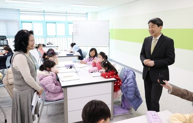 지난 18일 경기도 고양시 원흥초등학교를 방문해, 올해 1학기 늘봄학교 준비 상황을 점검하고 있는 이주호 부총리 겸 교육부장관 &nbsp;
