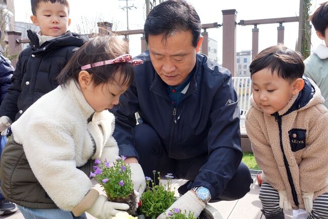 성북구, 고사리손도 함께 봄꽃 심었어요(제공=성북구)
